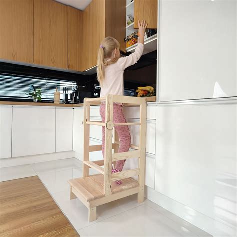 dieťa v kuchyni s kuchynským pomocníkom