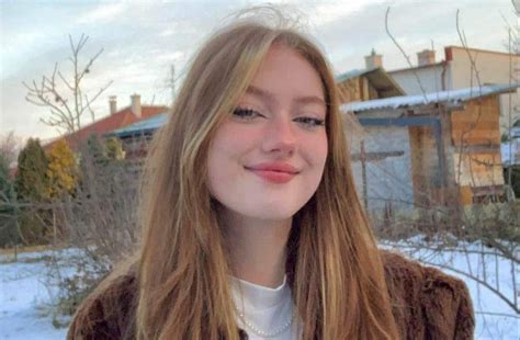 dievča v kuchynskom pomocníkovi umýva zeleninu