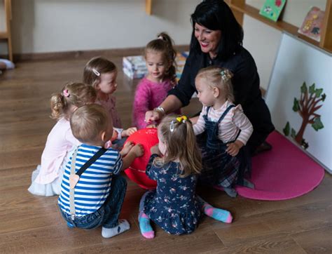 Dieťa hrá s rodičom