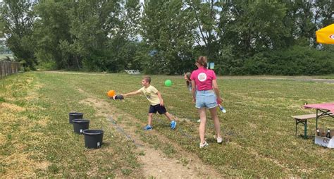 Deti prechádzajúce cez prekážkovú dráhu