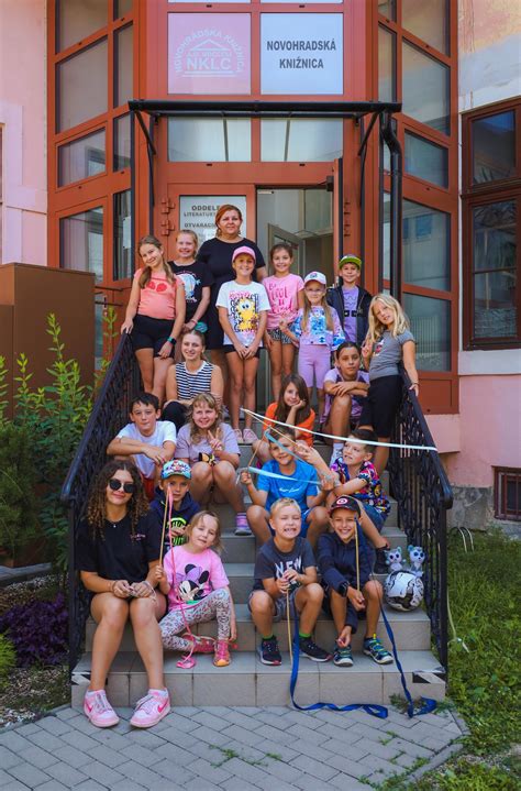 Deti sledujúce tablet s farebnou reklamou