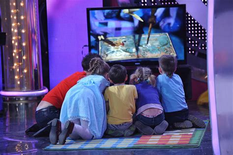 Deti sedia pred televízorom a jedia nezdravé pochutiny