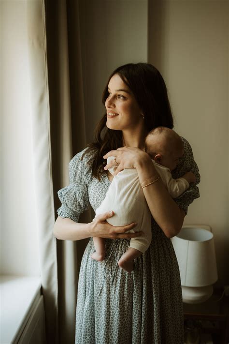 Šťastná matka s novorodencom v náručí