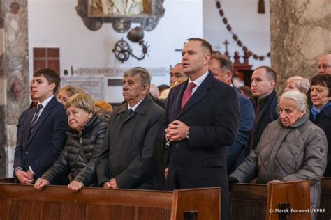 Ilustrácia rodiny s dvoma deťmi a kočíkom