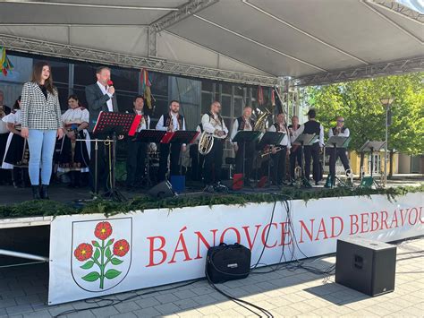 Dychová hudba hrajúca na námestí