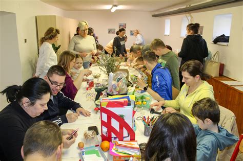 Skupina žiakov diskutujúca