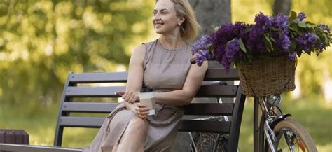 Žena hladká psa v parku