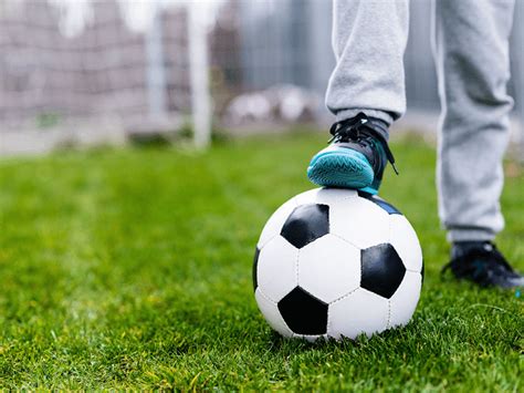 Dieťa sa hrá s loptou a psom