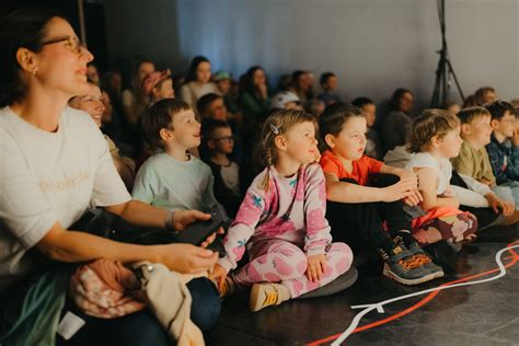 Deti sledujú divadelné predstavenie