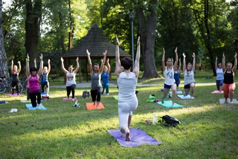 Ľudia cvičiaci v parku