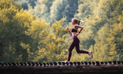 Žena bežiaca v prírode