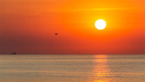 Západ slnka nad morom v lete