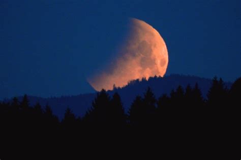 Mesiac na nočnej oblohe