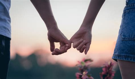 Dva ľudia držiaci sa za ruky