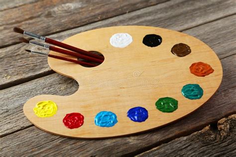 Paleta s farbami a štetce