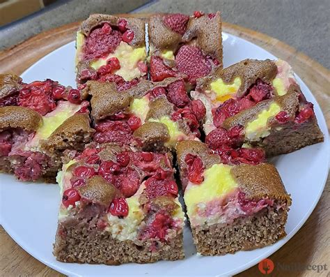 Hrnčekový koláč s tvarohom a jahodami