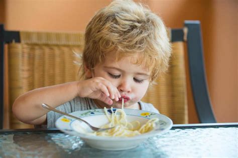 Dieťa jediace cestoviny