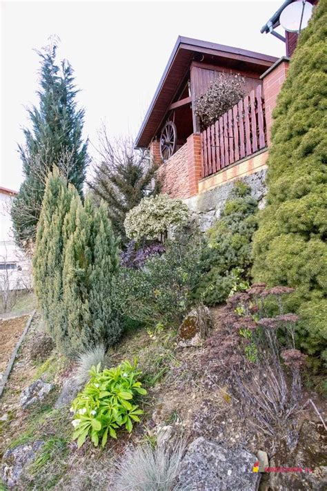 vidiecka krajina s kamenným domom a záhradou v štýle Thomasa Kinkade