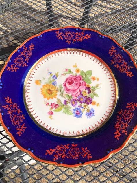 Modrý porcelán s kvetinovým motívom