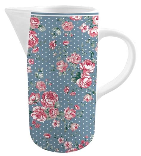 Rôzne druhy retro hrnčekov s kvetinovým vzorom