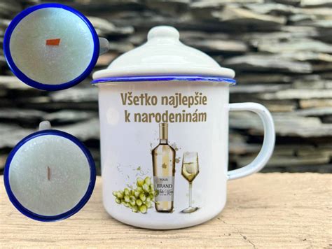 Detail zlatého lemovania na retro hrnčeku