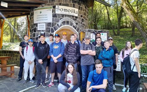 novorodenec s otvorenými rukami