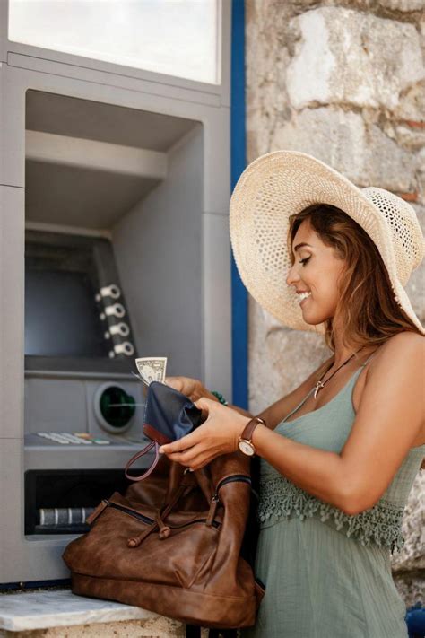 Ilustračná fotografia rapera pri mikrofóne