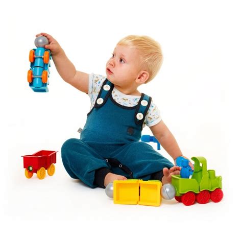 Dieťa s rôznymi farebnými možnosťami detských rukavíc