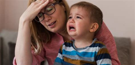 Matka upokojujúca plačúce dieťa