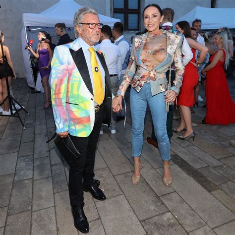 Sisa Sklovská v róbe