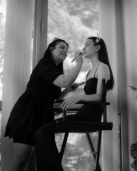 symbolická fotografia ženy pri rozhodovaní