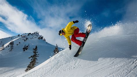 detský snowboardista na svahu