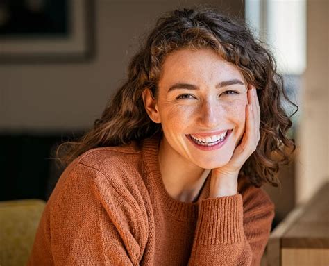 žena pociťujúca nevoľnosť