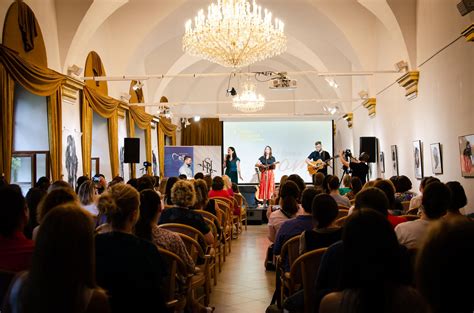 Ilustrácia ženskej siluety s jemným svetlom naznačujúcim tehotenstvo