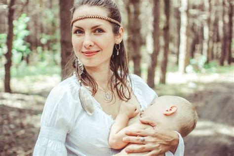 Ilustrácia dojčiacej matky dodržiavajúcej bezmliečnu diétu