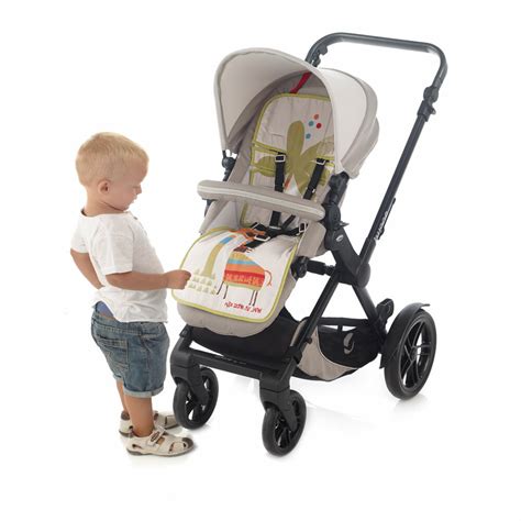 Detail predných koliesok športového kočíka s aretáciou