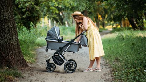 dieťa v kočíku s jedlom