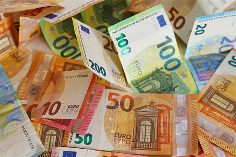 Symbol peňazí s rastúcim grafom