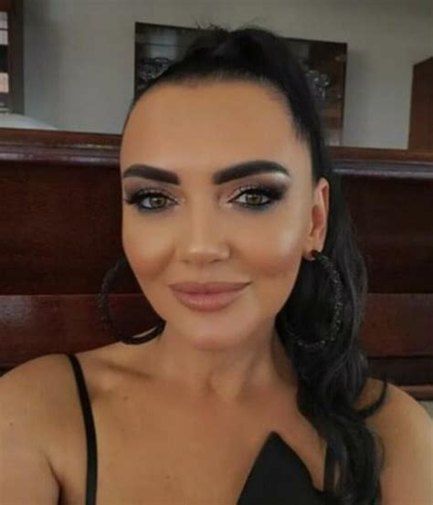 žena stimulujúca bradavku