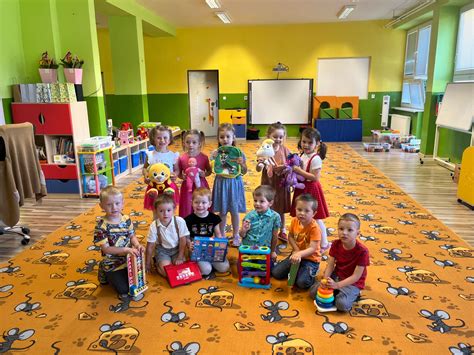 deti hrajúce sa s edukačnými hračkami