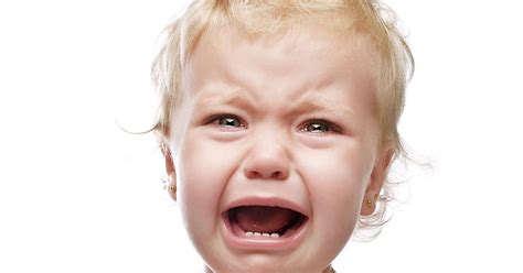 Ilustrácia rodičov snažiacich sa utíšiť plačúce dieťa