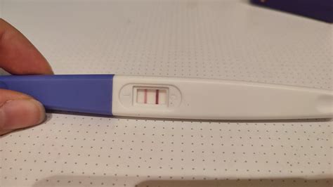 žena si robí tehotenský test