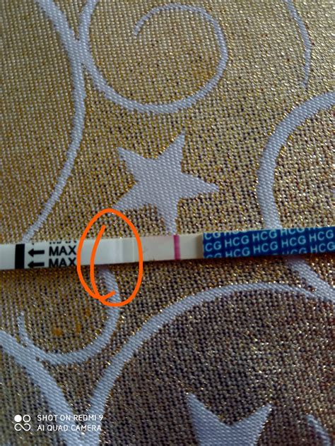 Detail dvoch čiarok na tehotenskom teste