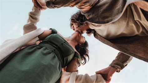 Manželský pár sa drží za ruky