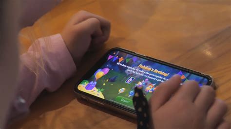 Dieťa s ovocím v ruke