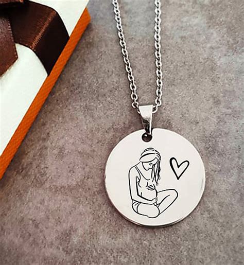 Ilustrácia tehotnej ženy s tehotenským vankúšom