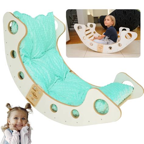 Ilustrácia matky dojčiacej dieťa s tehotenským vankúšom