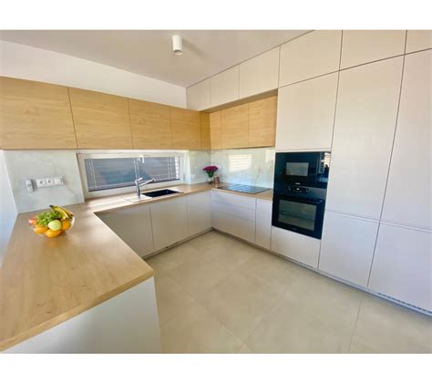 Moderná kuchynská linka s otvorenými hornými skrinkami