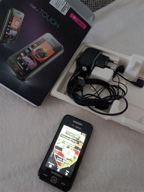 Ilustrácia rodiny používajúcej mobilné telefóny