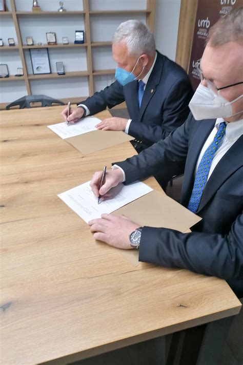 Ilustrácia rodiny pri podpisovaní dohody